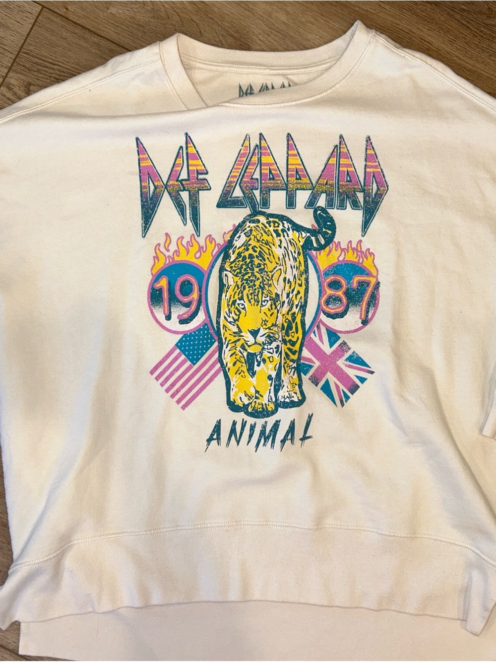 Def Leppard Animal Graphic 1987 Sweatshirt - cream xl